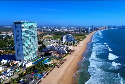 Condominio en renta frente al mar en Península Mazatlán