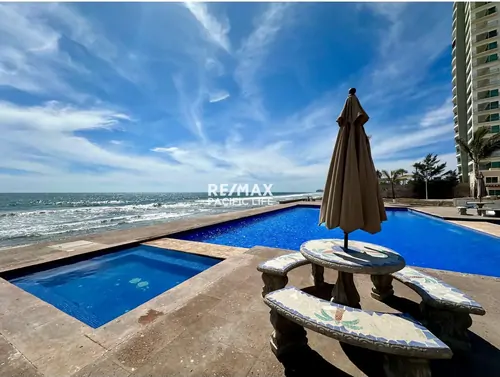 Casa en venta frente al mar en Club Palmas
