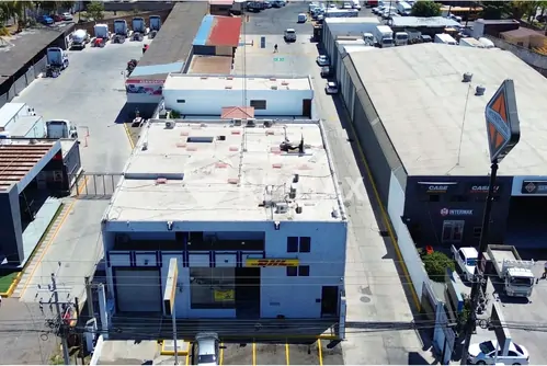 Propiedad comercial en venta con locales y bodegas