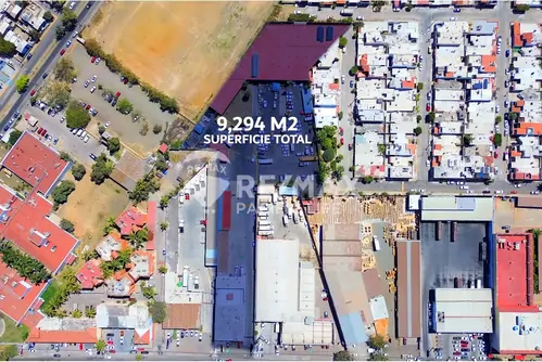 Propiedad comercial en venta con locales y bodegas