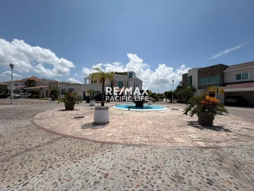 Casa de 2 Recámaras con Alberca Privada en Club Real
