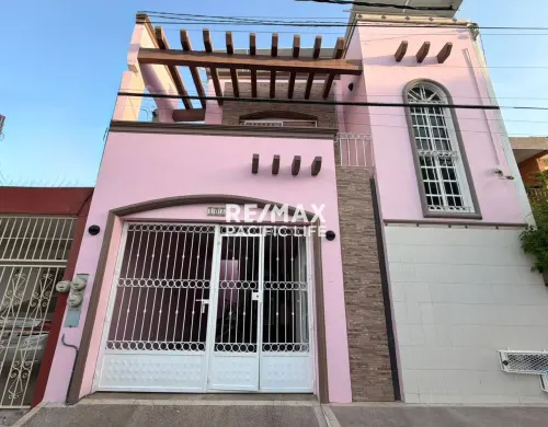 Casa dúplex en venta en el Centro de Mazatlán, a 3 cuadras de la playa