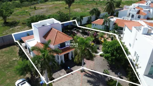 Casa en venta con terreno adicional en Club Real, Mazatlán