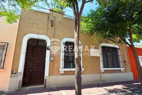 Casona en venta en el Centro de Mazatlán con doble acceso