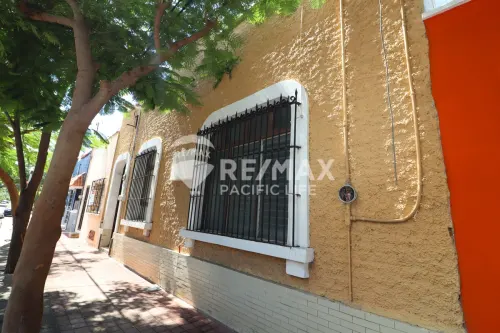 Casona en venta en el Centro de Mazatlán con doble acceso