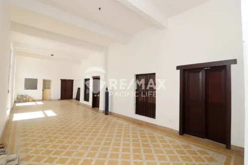 Casona en venta en el Centro de Mazatlán con doble acceso