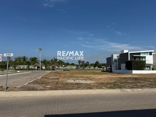 Lote residencial en esquina con seguridad y amenidades