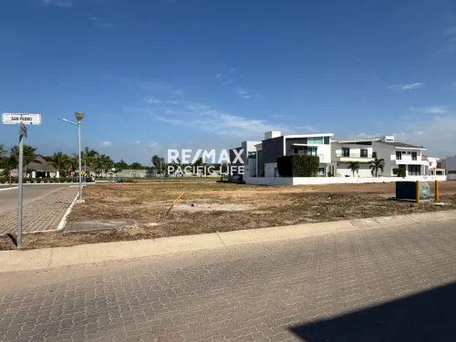 Lote residencial en esquina con seguridad y amenidades