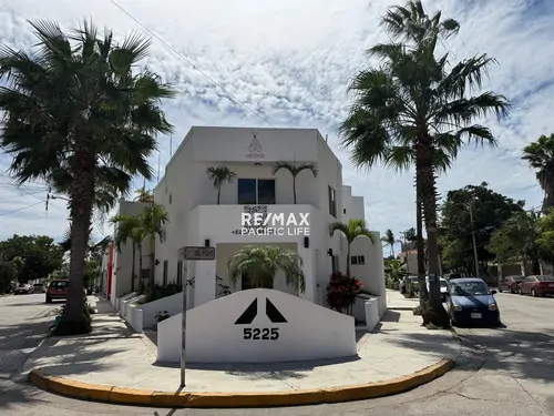 Casa con negocio de hospedaje en Sábalo Country